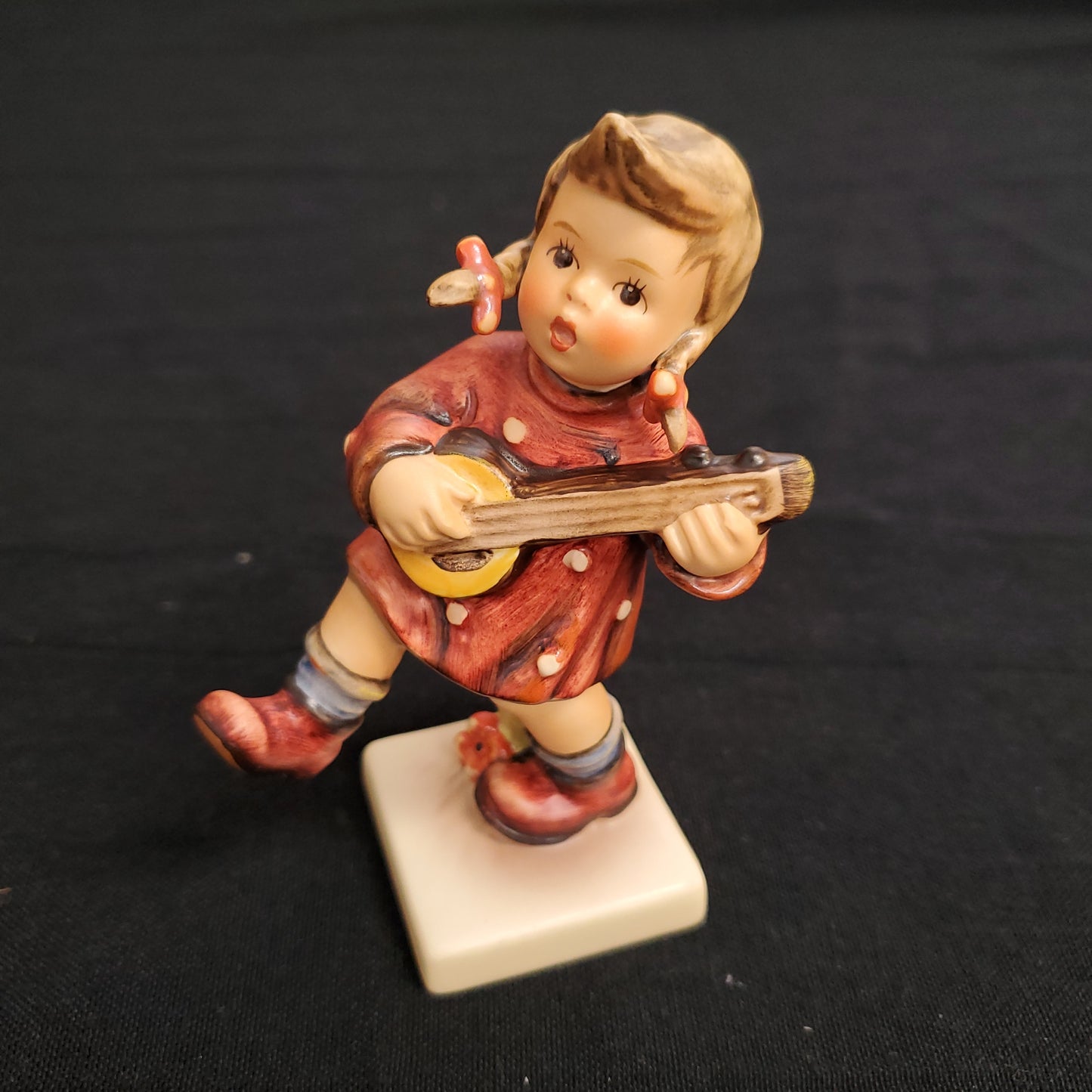 Hummel “Happiness” Figurine – Model 86