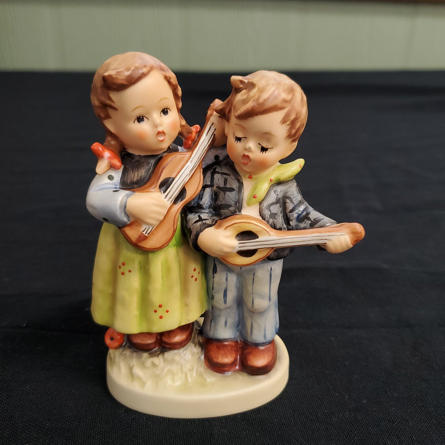 Hummel “Happy Days” Figurine – Model 150/2/0