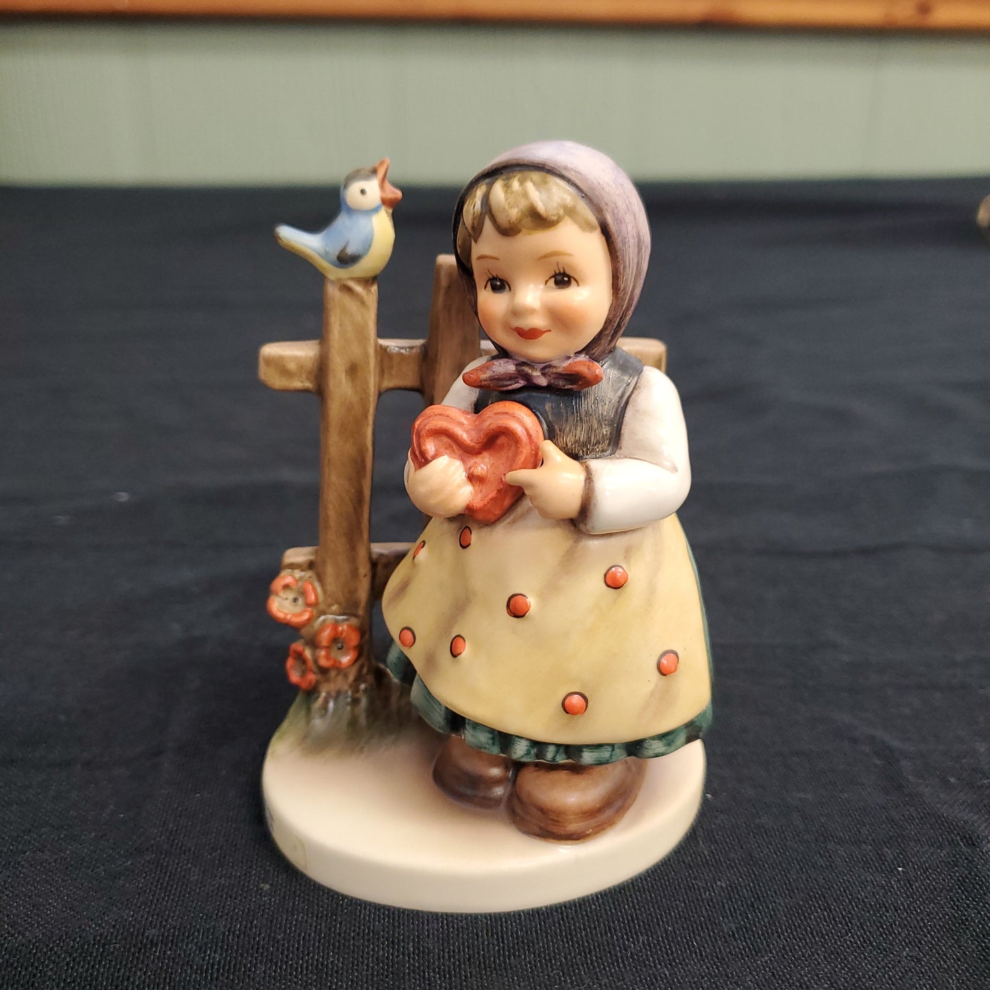 Hummel “Sweet Greetings” Figurine – Model 352