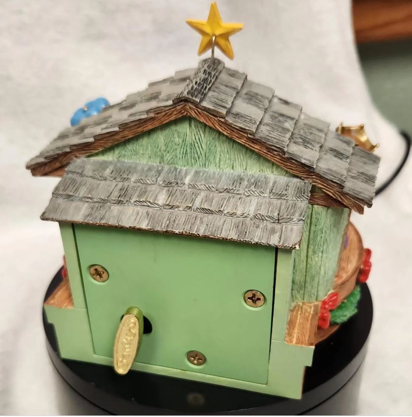 Charlie Brown "Peanuts Gang" Ornament & Musical Keepsake