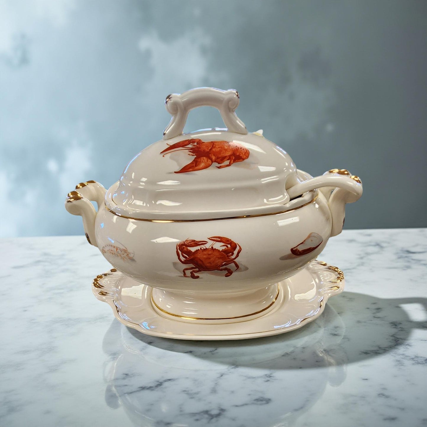 🍲 Louisiana Ceramic Tureen – Crab, Shrimp & Crawfish Design