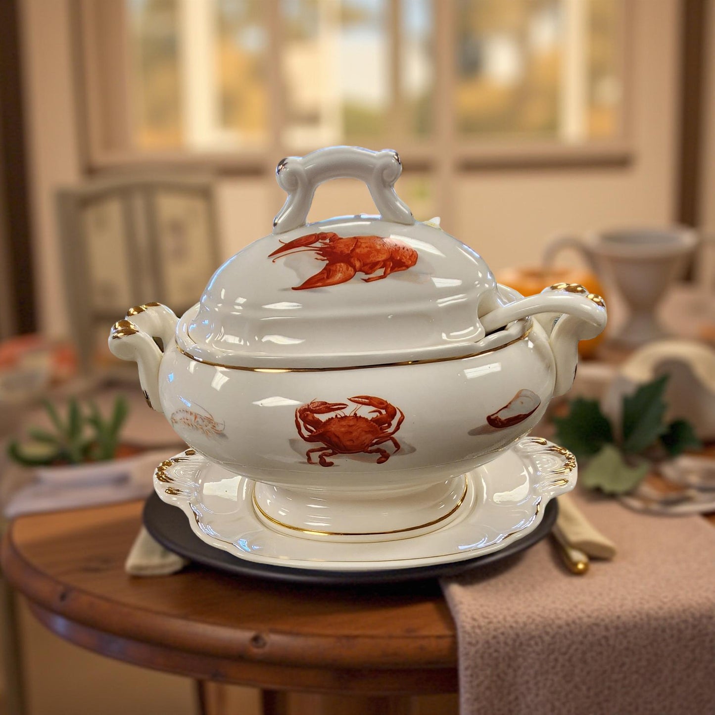 🍲 Louisiana Ceramic Tureen – Crab, Shrimp & Crawfish Design