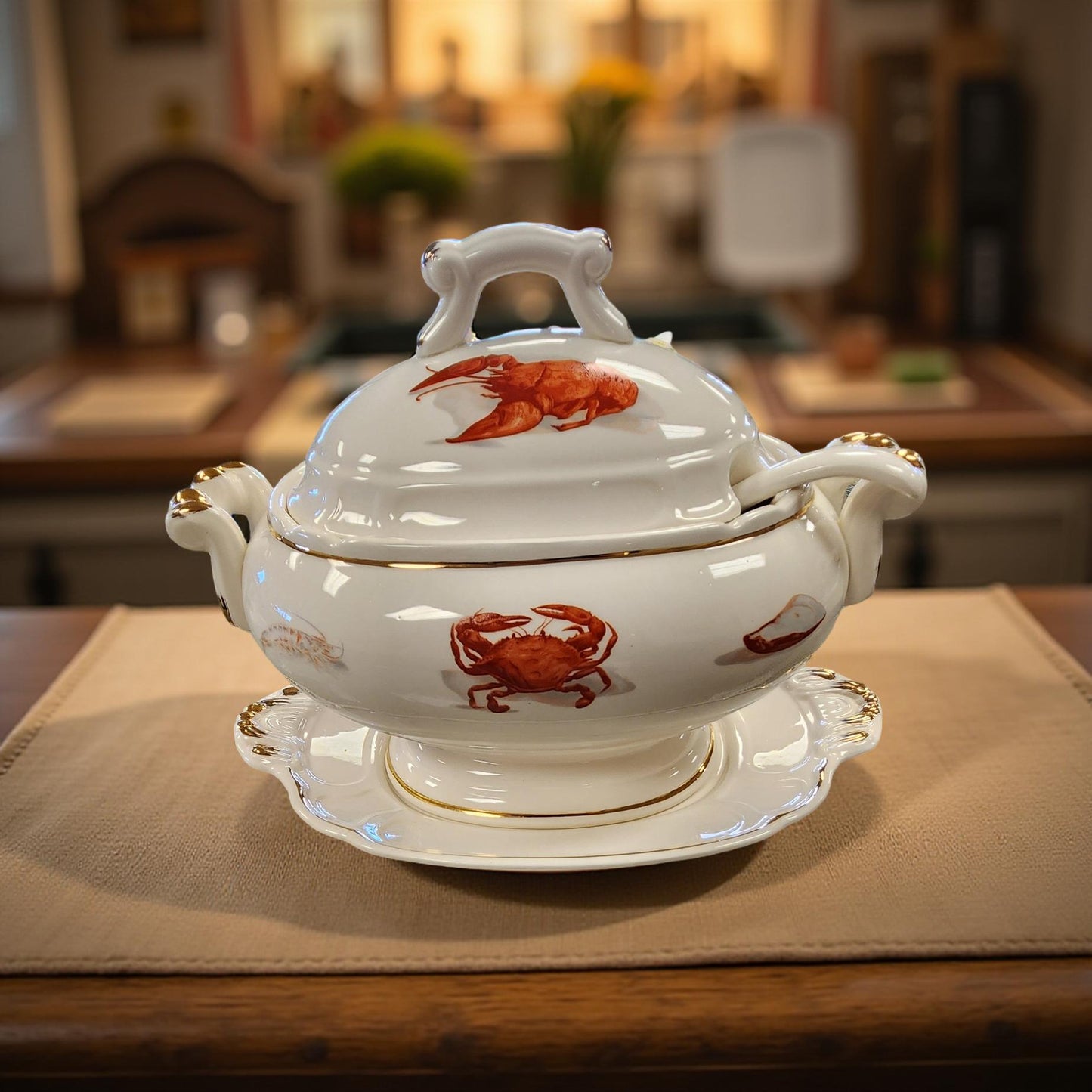 🍲 Louisiana Ceramic Tureen – Crab, Shrimp & Crawfish Design