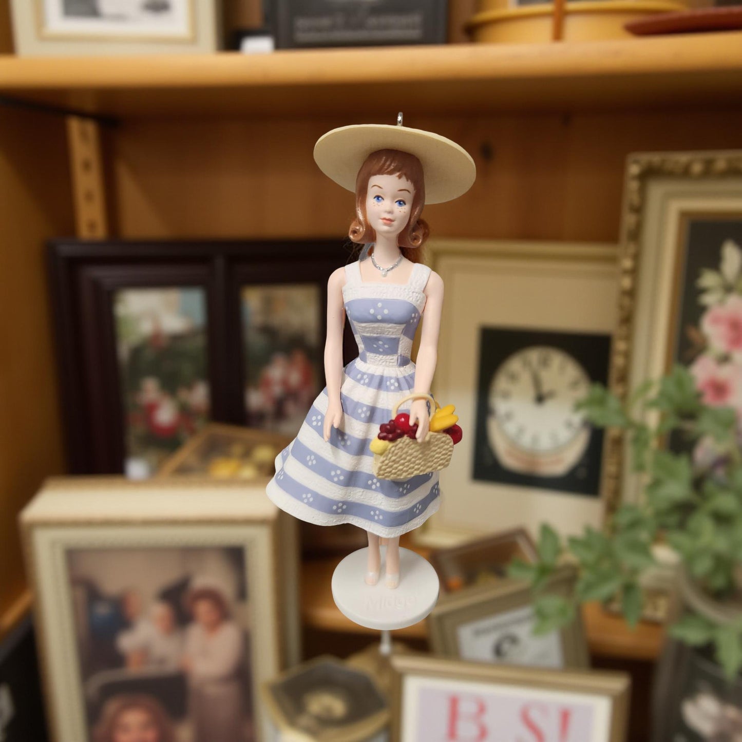 Classic Retro Midge Suburban Shopper Ornament - 35th Anniversary Edition