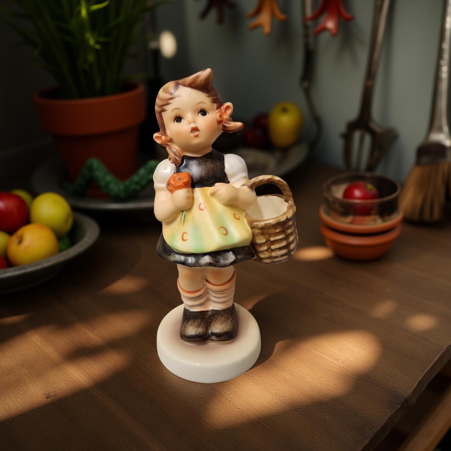 Hummel “Sister” Figurine – Model 98/2/0