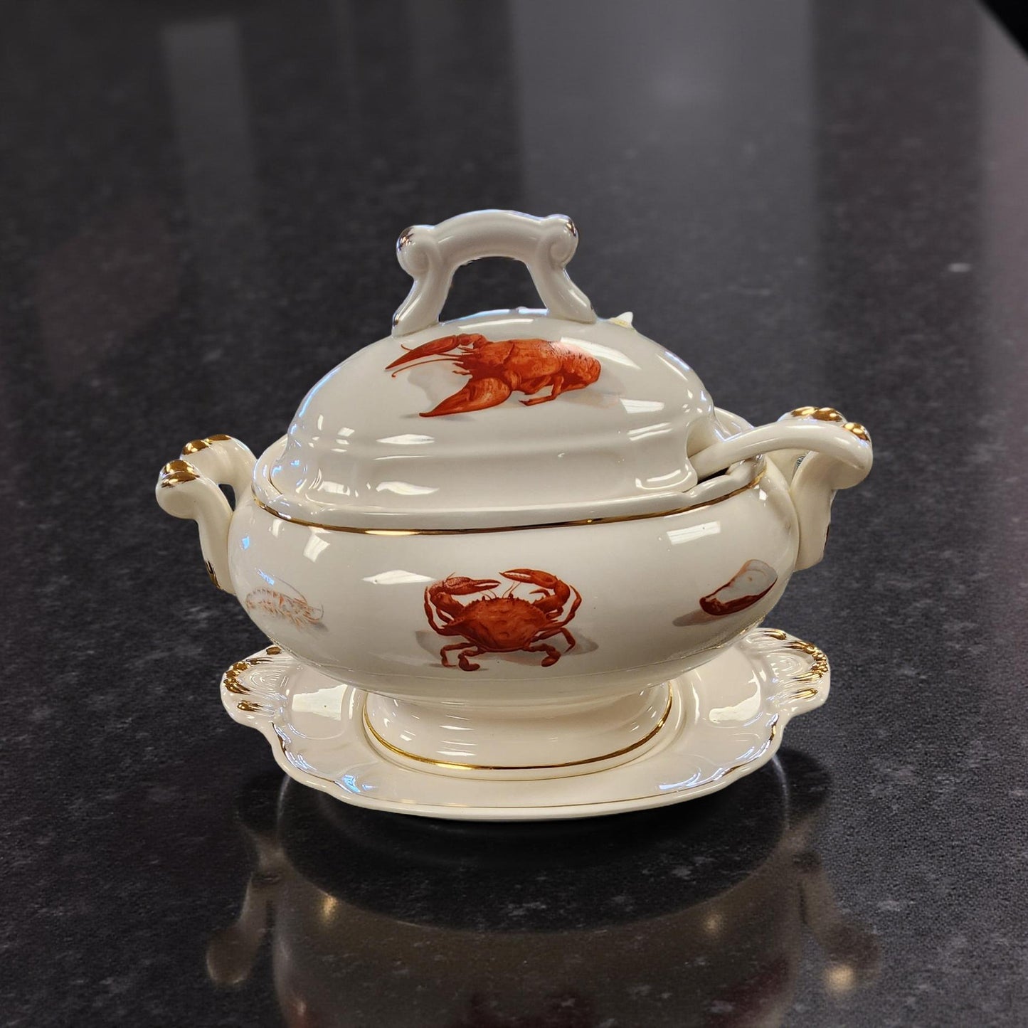 🍲 Louisiana Ceramic Tureen – Crab, Shrimp & Crawfish Design