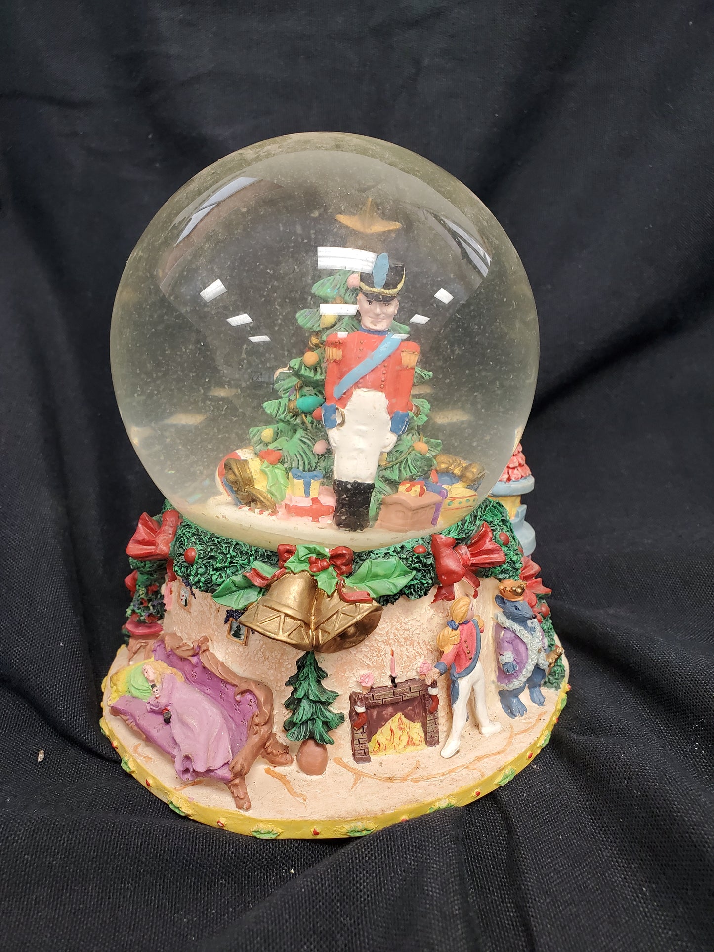 Sankyo 2004 "Nutcracker" Snowglobe Music Box