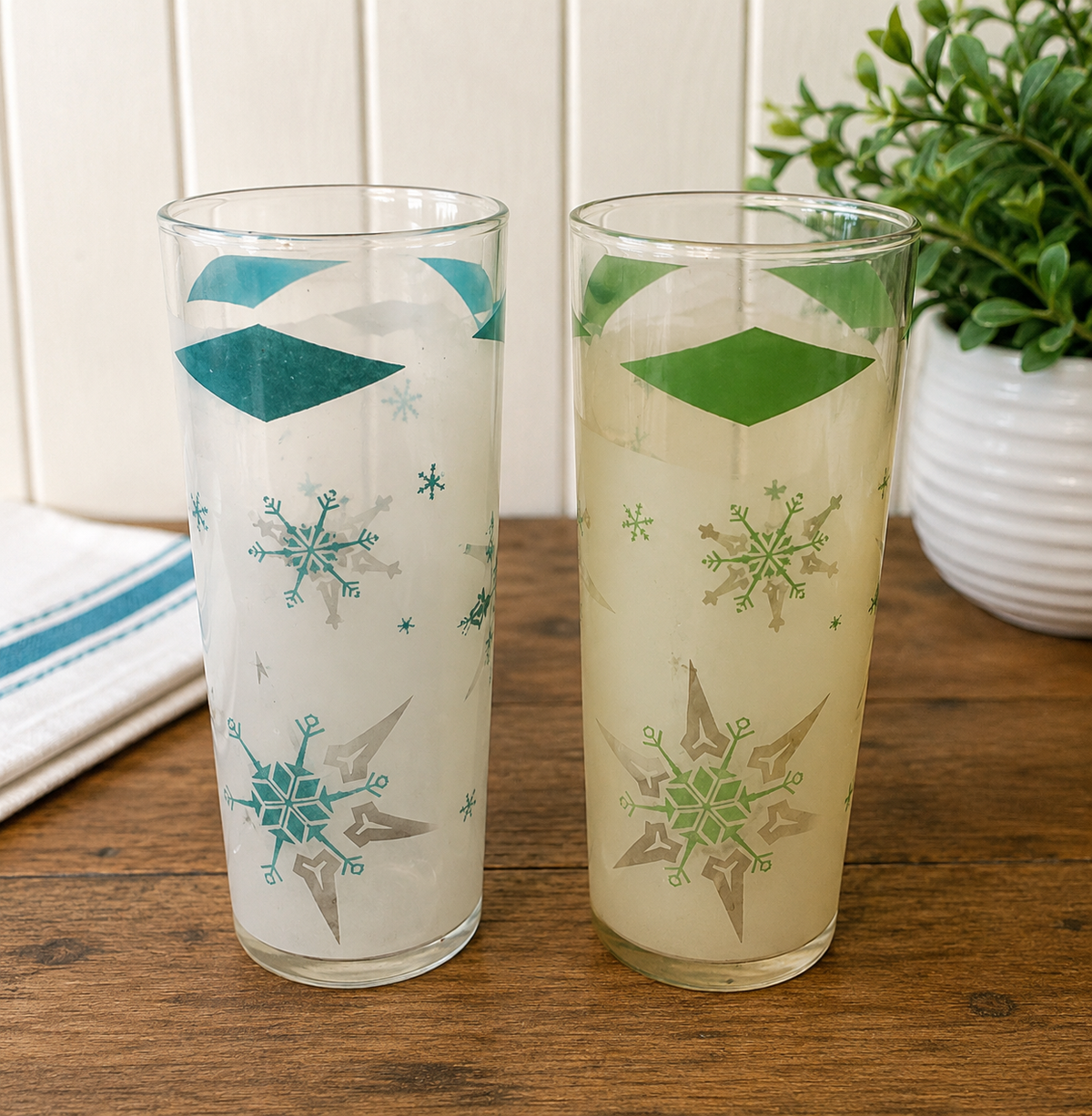 Vintage Snowflake Drinking Glass | Mid Century Atomic Tumbler | Retro Holiday Glassware
