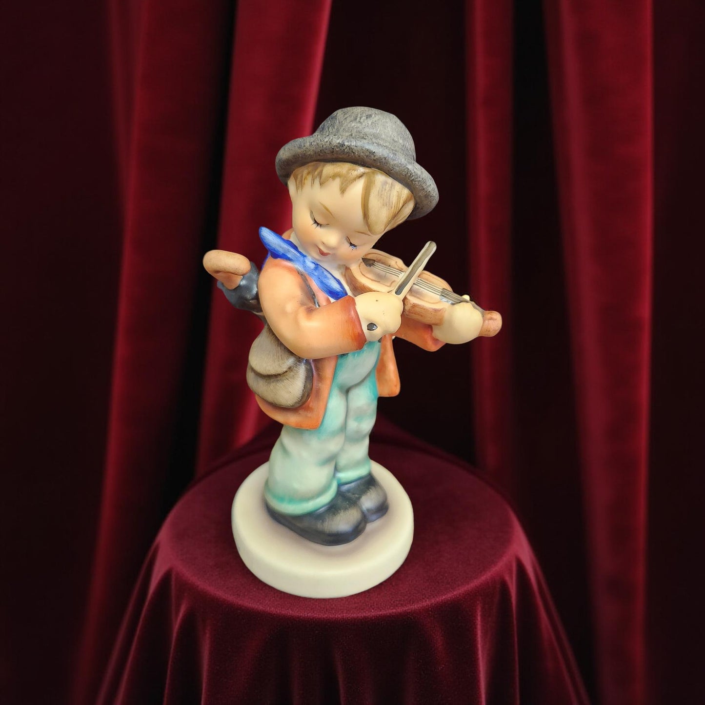 🎻 M.I. Hummel #4 “Little Fiddler” – A Beloved Classic