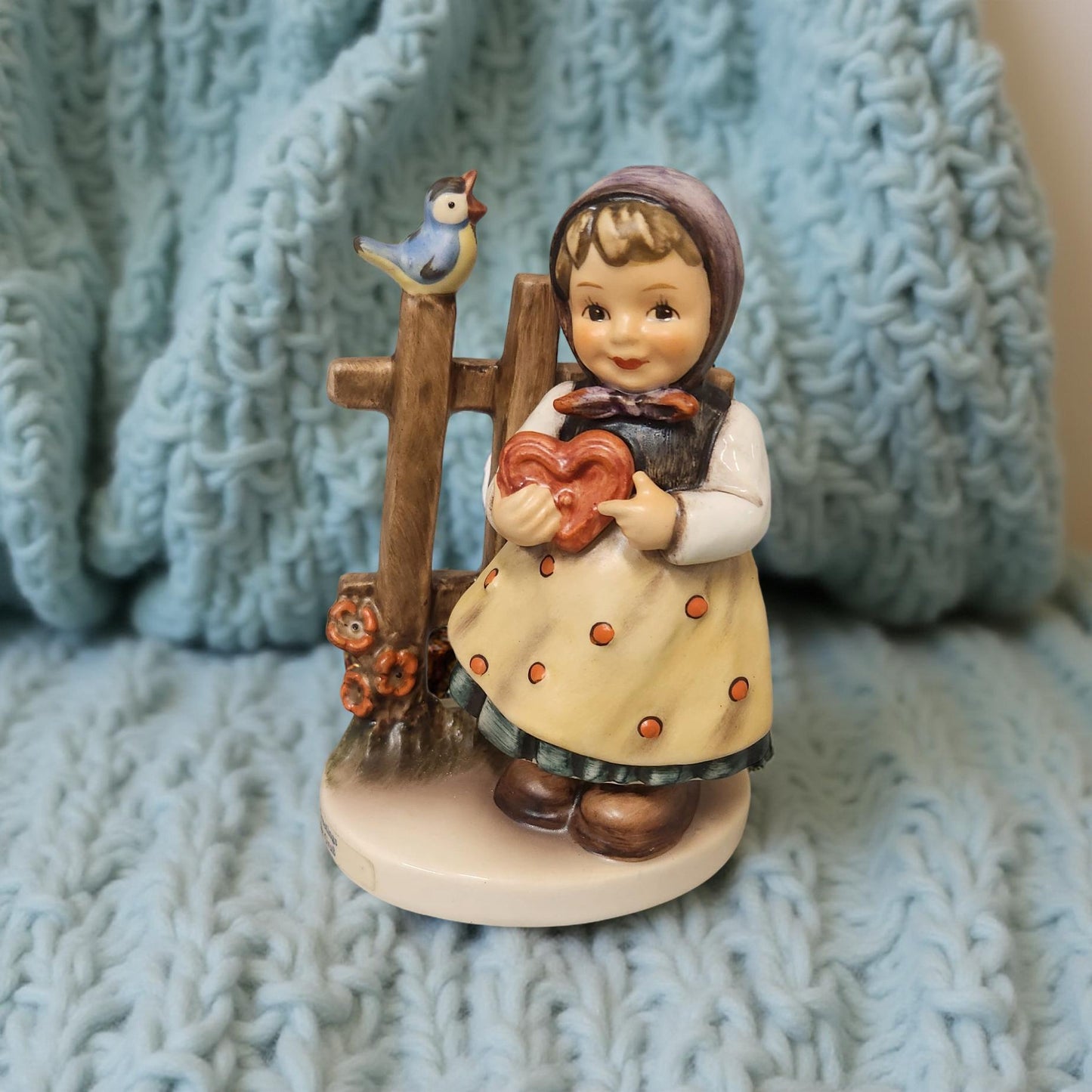 Hummel “Sweet Greetings” Figurine – Model 352