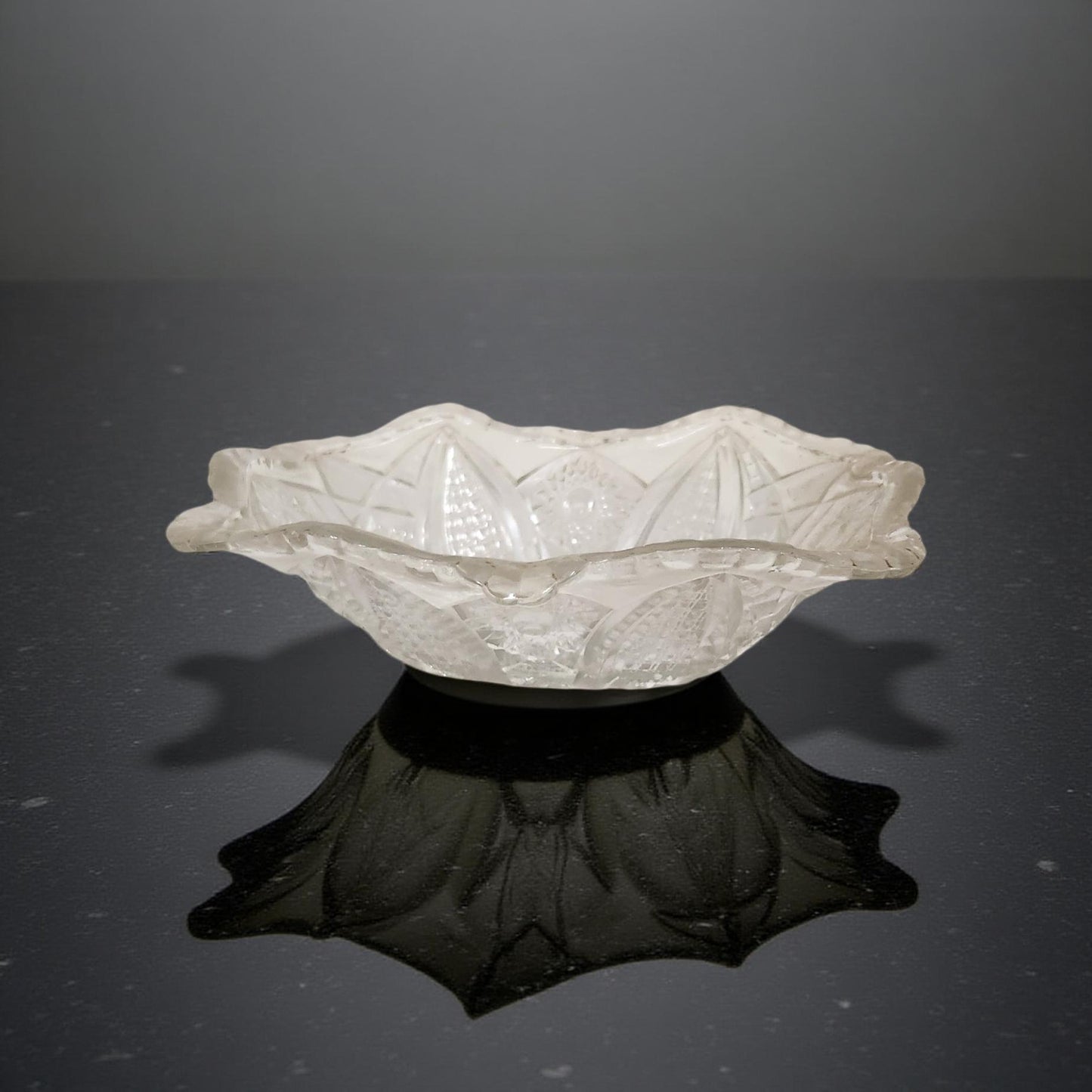 Retro Indiana Glass Company Daisy Pattern Fruit Bowl