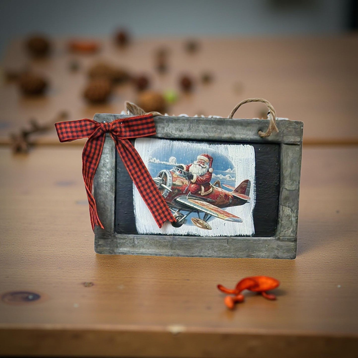 🎄 Tin-Framed Santa Hanging Art