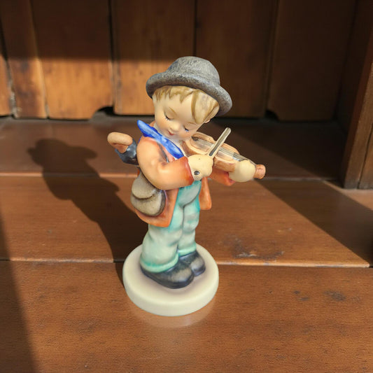 🎻 M.I. Hummel #4 “Little Fiddler” – A Beloved Classic