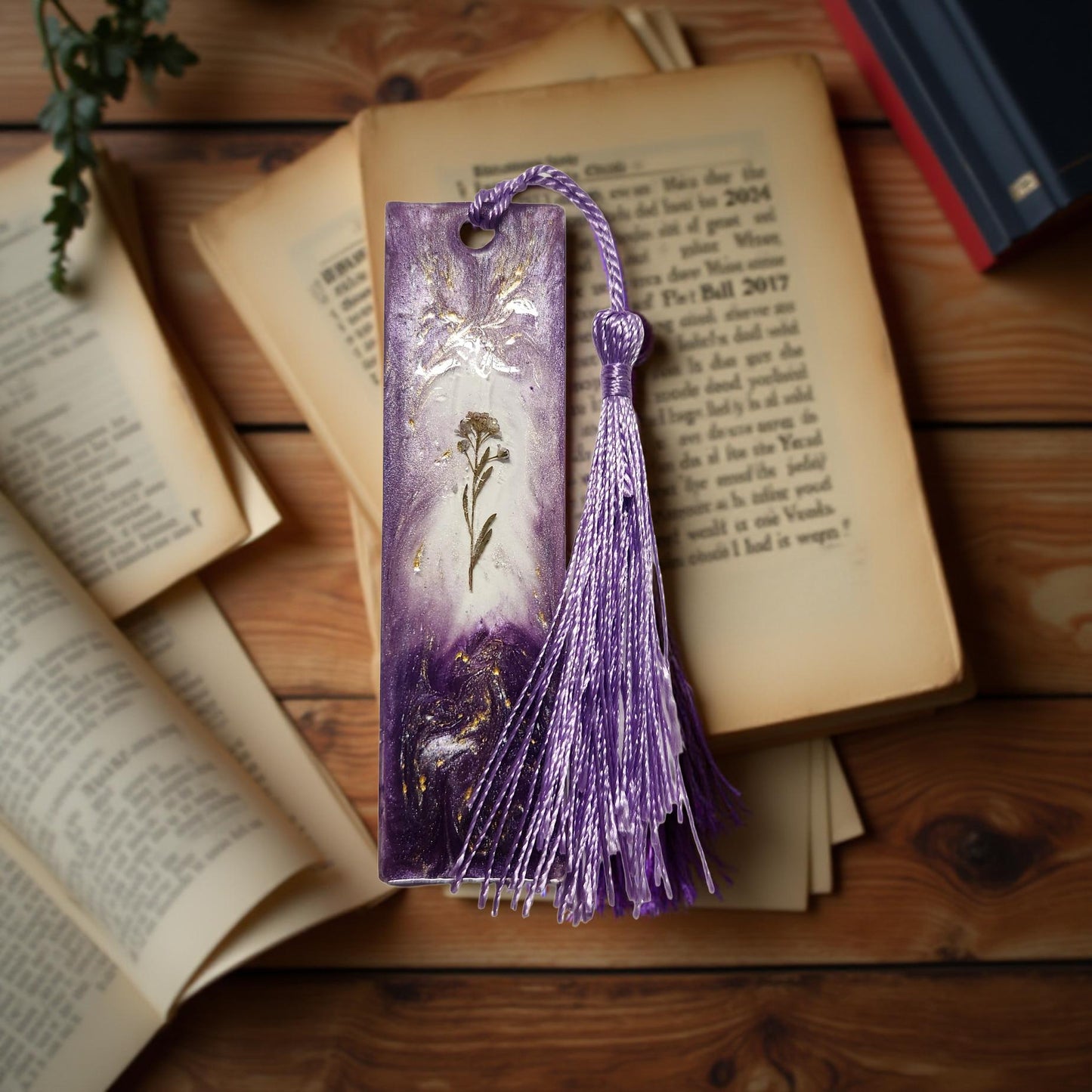 🌸 One‑of‑a‑Kind Resin Bookmark – Handmade with Beautiful Floral Designs