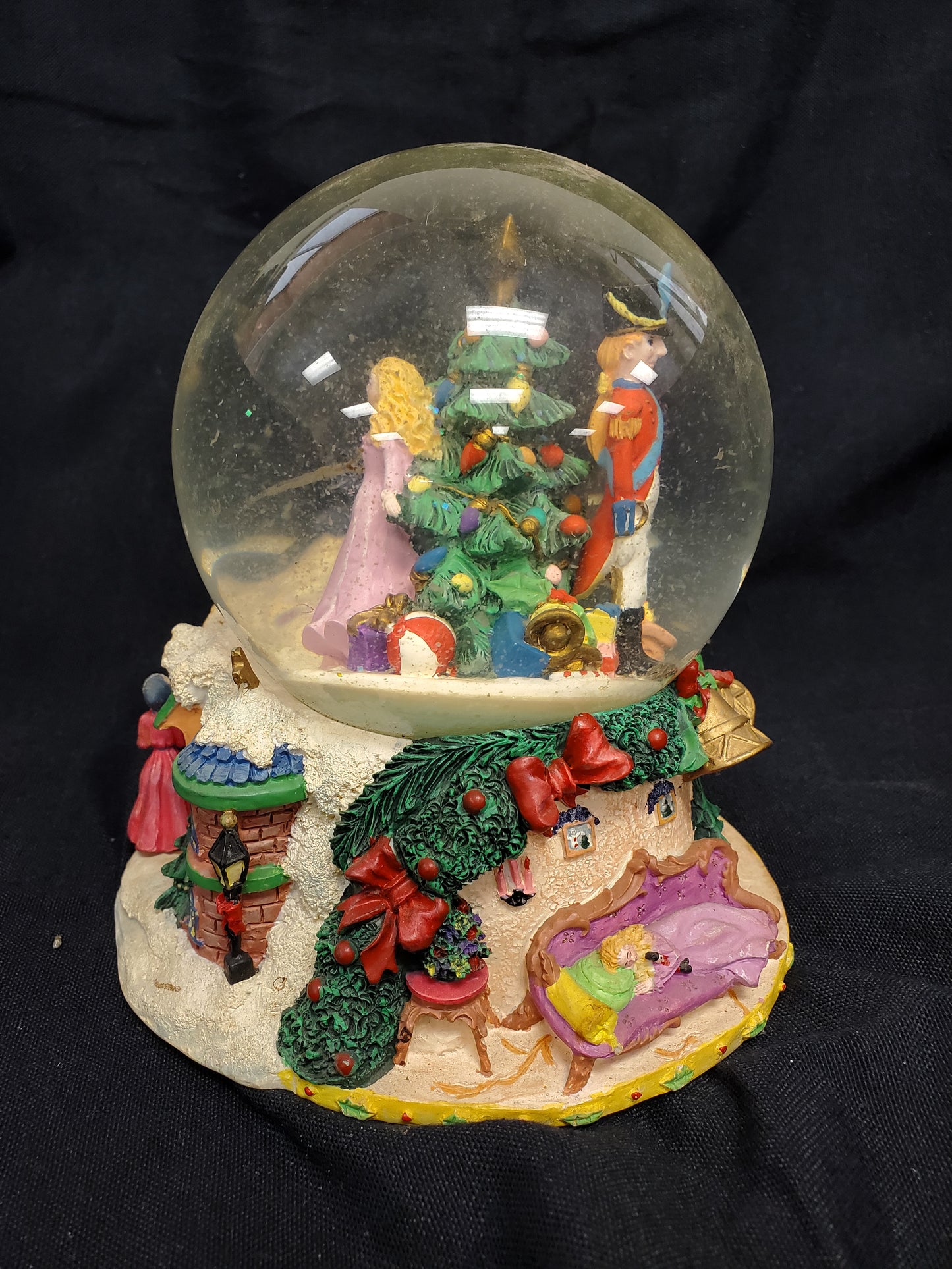 Sankyo 2004 "Nutcracker" Snowglobe Music Box