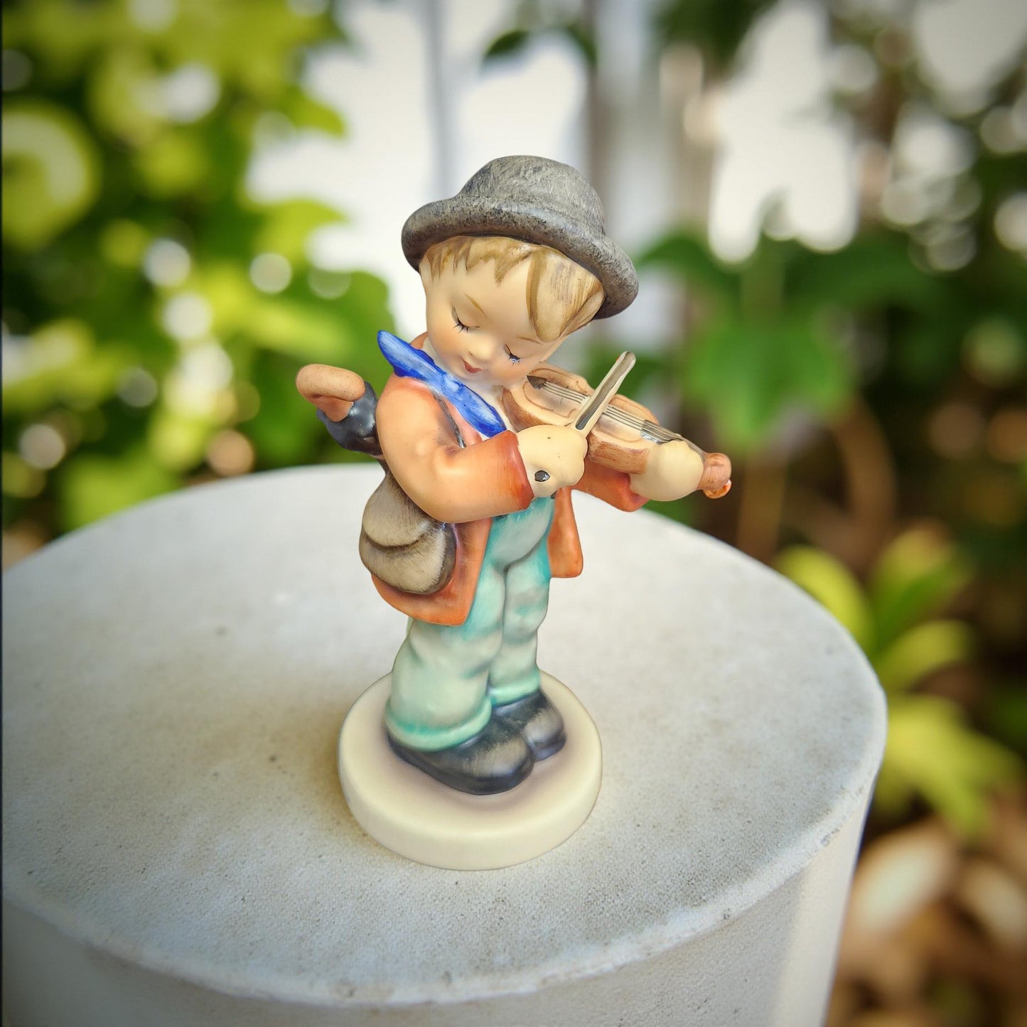 🎻 M.I. Hummel #4 “Little Fiddler” – A Beloved Classic